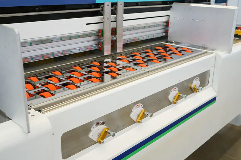 Echipament de fabricare a cutiilor din carton ondulat, AB2500 1
