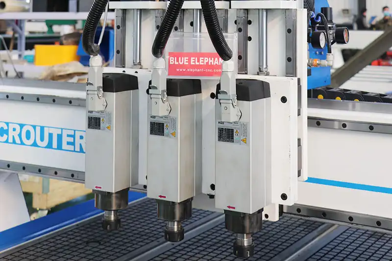 Router CNC, cu mai mulți arbori, cu sistem pneumatic, 1530 1