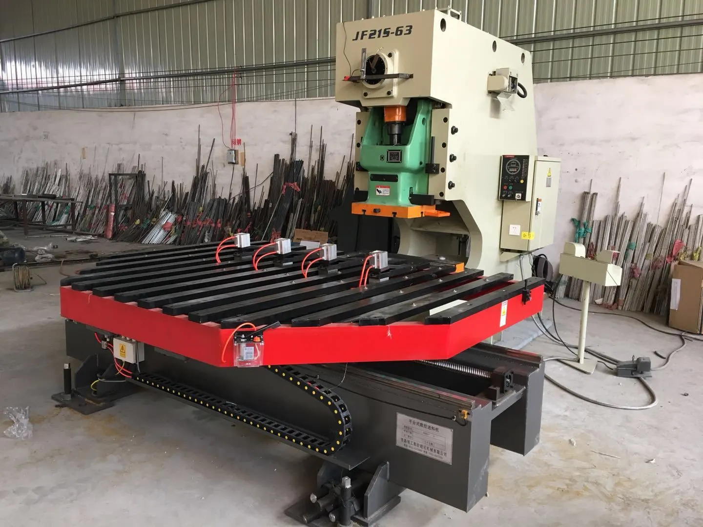 Presă pneumatică de perforat, seria JH21, cu alimentator 2