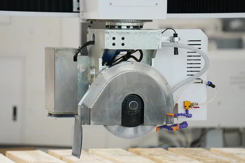 Ferăstrău CNC tip pod 4+1 axe cu funcție de deplasare automată a materialului — Blue Elephant 1