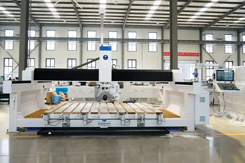 Ferăstrău CNC tip pod 4+1 axe cu funcție de deplasare automată a materialului — Blue Elephant 2