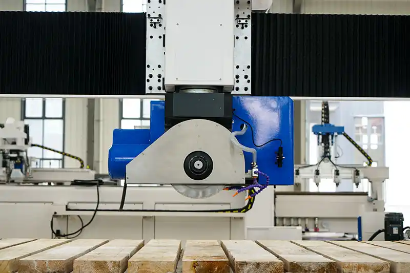Ferăstrău CNC tip pod cu 5+1 axe cu sistem Blue Elephant Blue Elephant 1